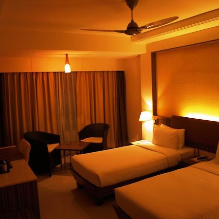 Kapila Business Hotel Poona Buitenkant foto