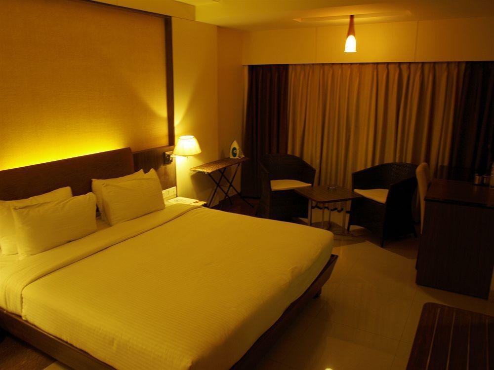 Kapila Business Hotel Poona Buitenkant foto