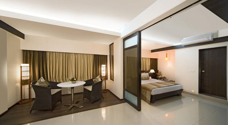 Kapila Business Hotel Poona Buitenkant foto