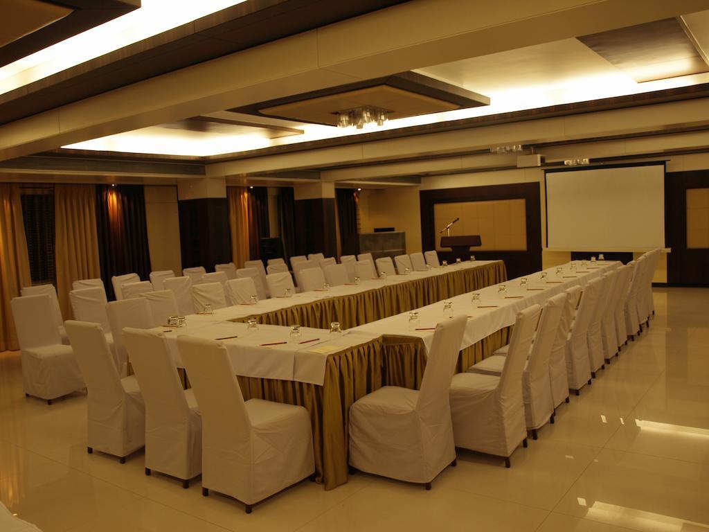 Kapila Business Hotel Poona Buitenkant foto