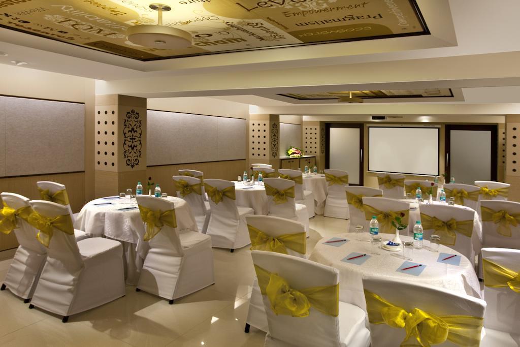 Kapila Business Hotel Poona Buitenkant foto