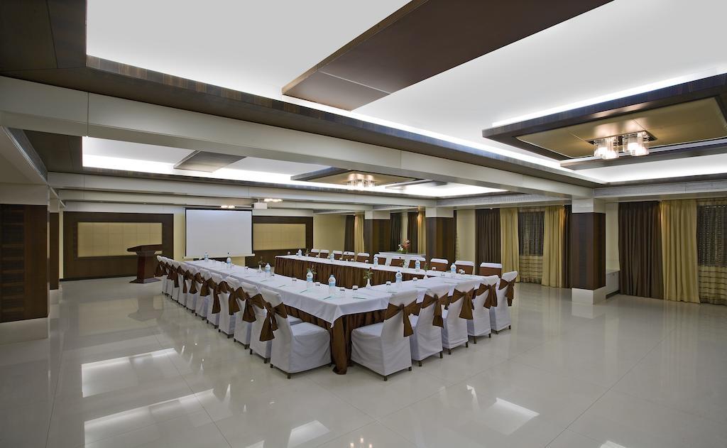 Kapila Business Hotel Poona Buitenkant foto