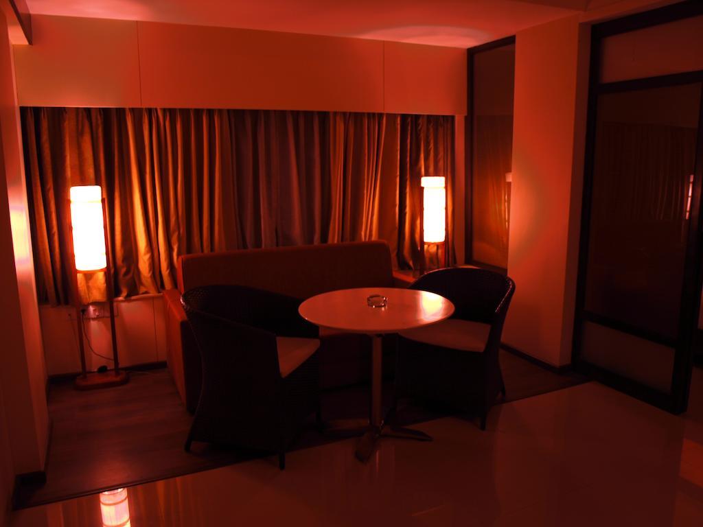 Kapila Business Hotel Poona Buitenkant foto