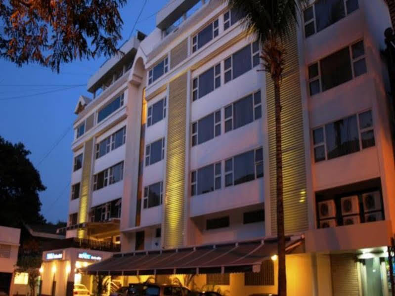 Kapila Business Hotel Poona Buitenkant foto