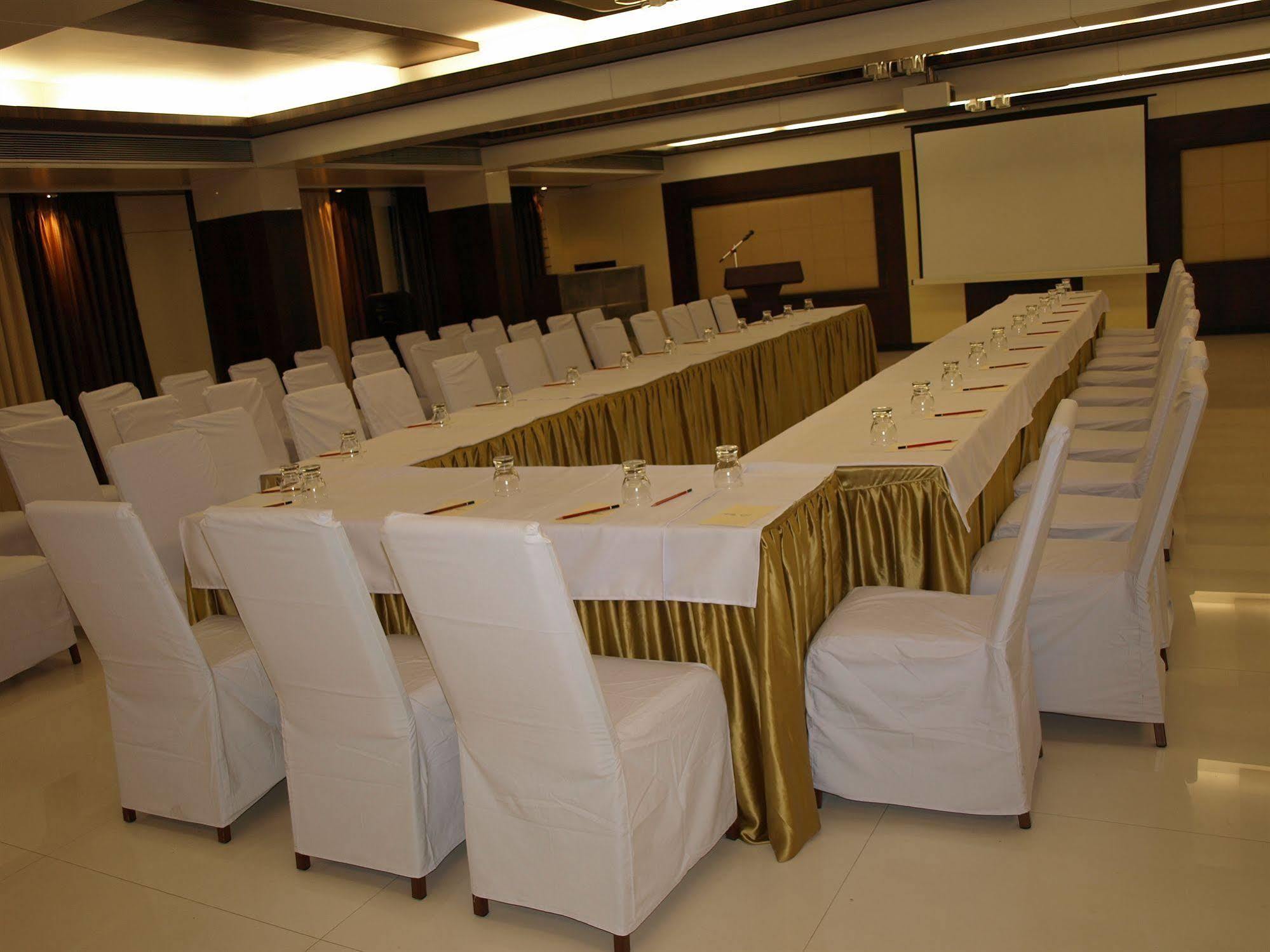 Kapila Business Hotel Poona Buitenkant foto