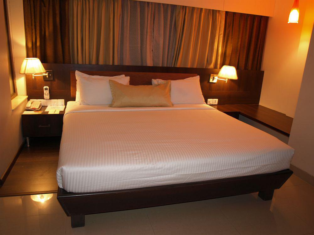Kapila Business Hotel Poona Buitenkant foto